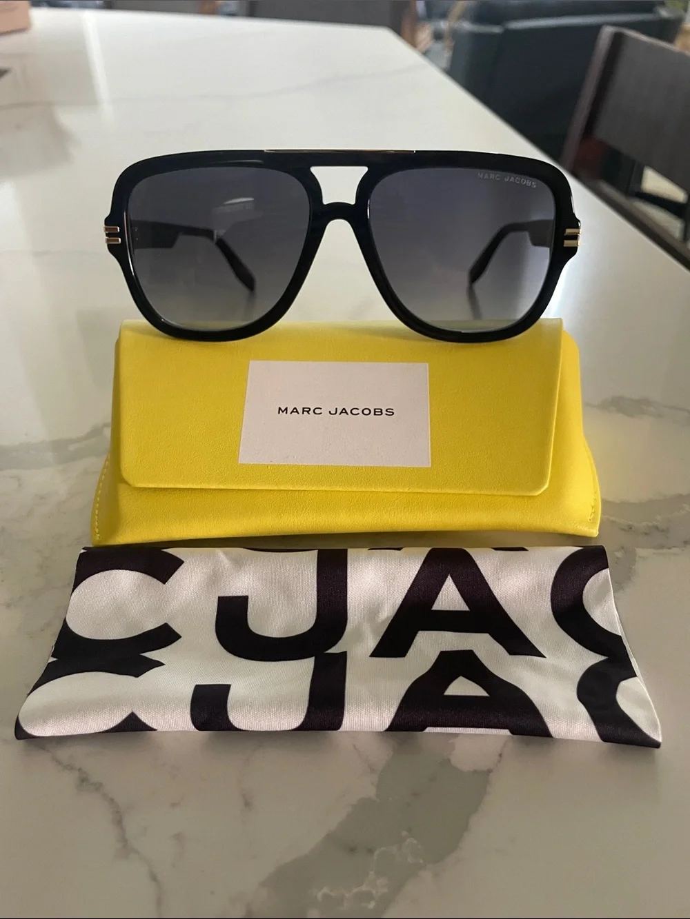 Marc Jacobs Unísex Black Frame Sunglasses w/Gold Accents & Gradient Gray Lenses